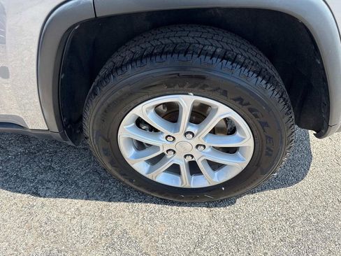 Used 2021 Jeep Grand Cherokee Laredo image 26