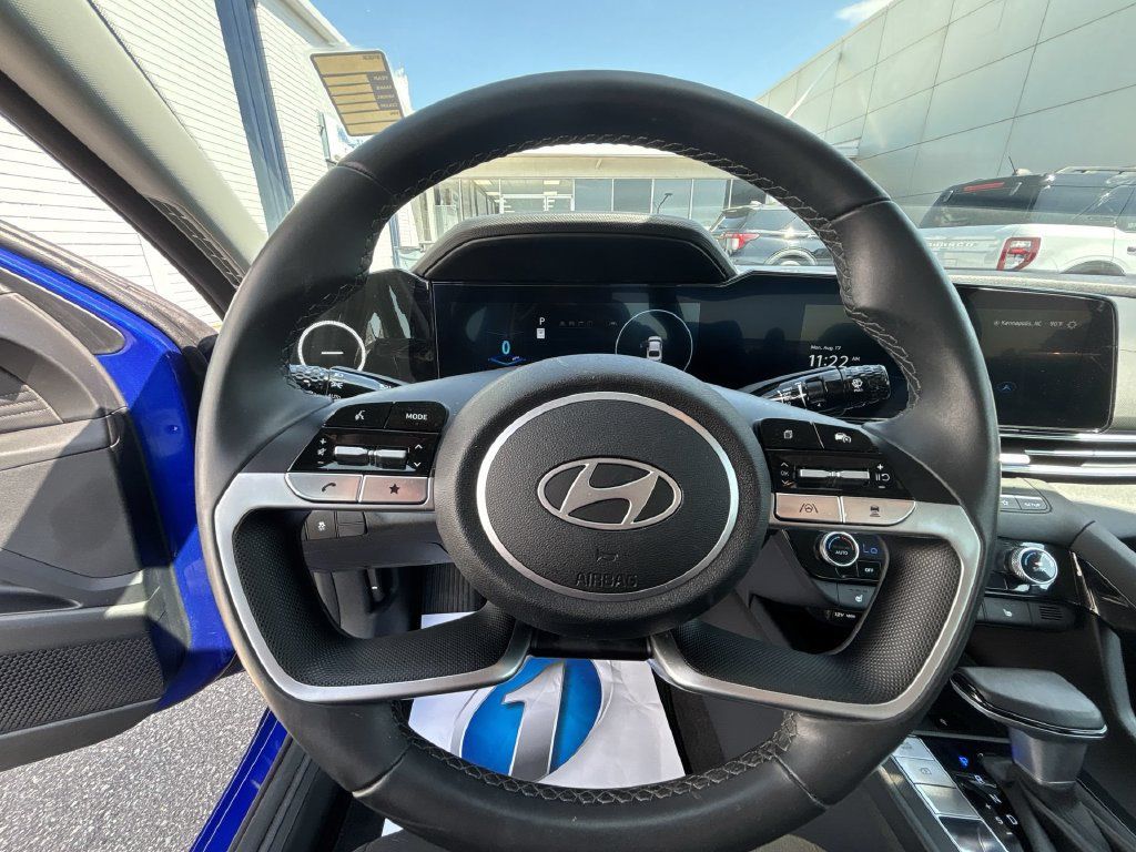 Used 2025 Hyundai Elantra SEL FWD image 11