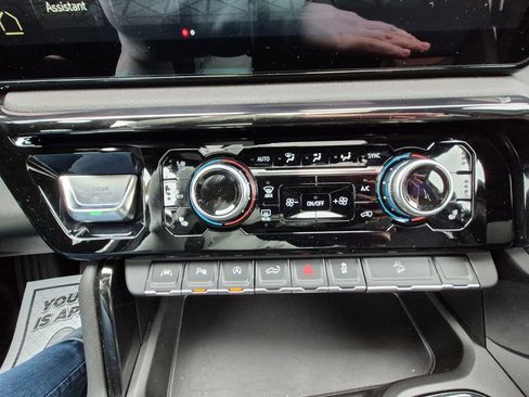 Used 2024 GMC Sierra 1500 AT4 w/ AT4 Premium Package image 17