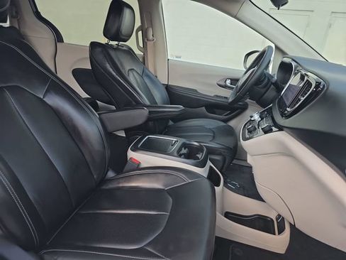 Used 2023 Chrysler Pacifica Touring-L FWD image 11