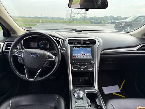 Used 2017 Ford Fusion SE w/ Equipment Group 201A FWD image 18