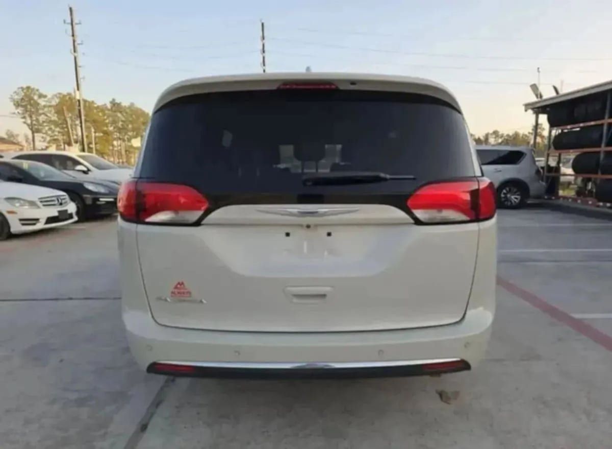 Used 2020 Chrysler Pacifica Touring-L Plus w/ Tire & Wheel Group FWD image 43