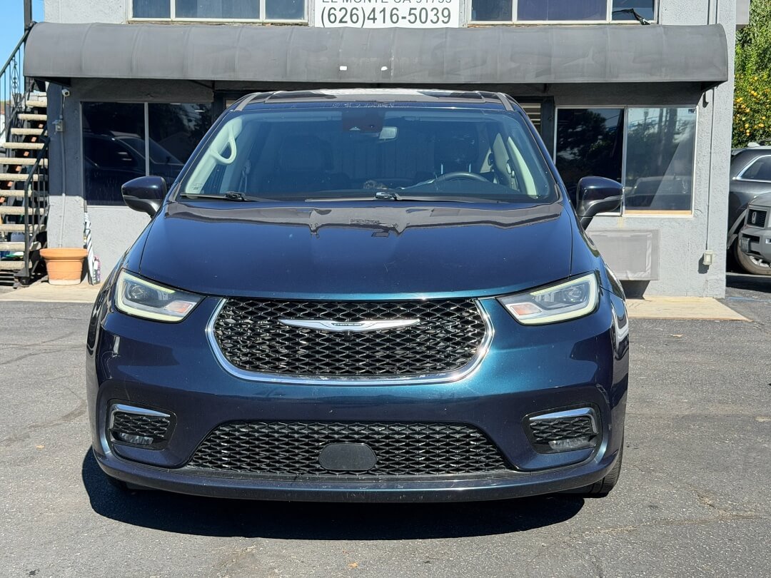 Used 2023 Chrysler Pacifica Touring-L FWD image 2