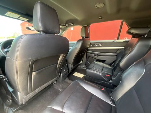 Used 2018 Ford Explorer XLT w/ Equipment Group 202A FWD image 11