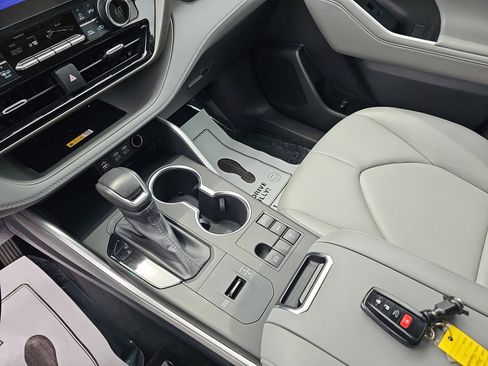 Used 2023 Toyota Highlander XLE image 27