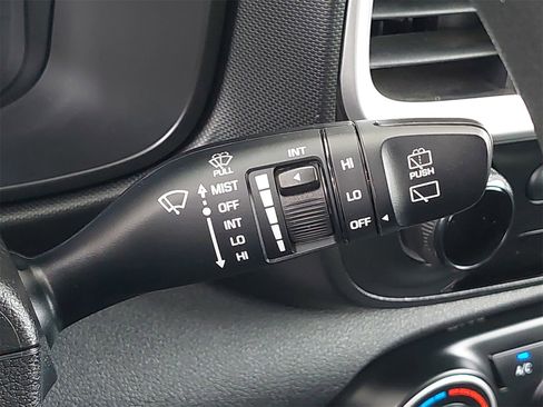 Used 2022 Hyundai Venue SE image 19