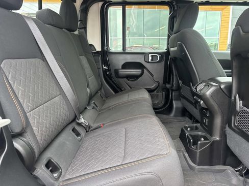 Used 2024 Jeep Gladiator Mojave w/ Convenience Group AWD/4WD image 9