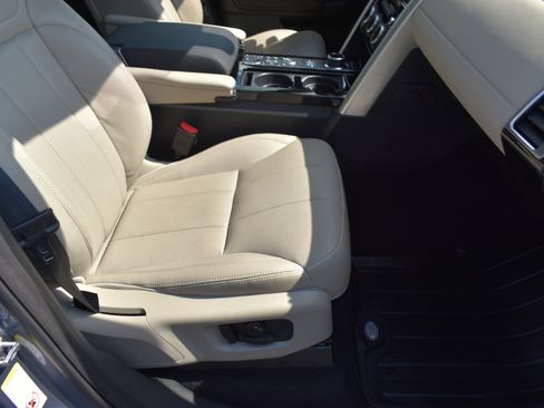 Used 2019 Land Rover Discovery HSE image 30