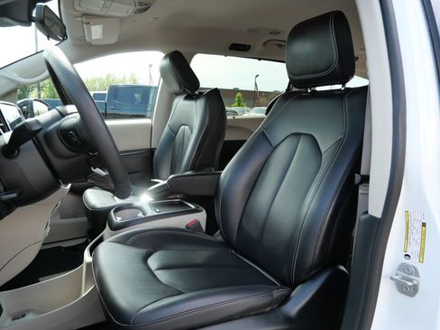 Used 2024 Chrysler Pacifica Touring-L FWD image 11