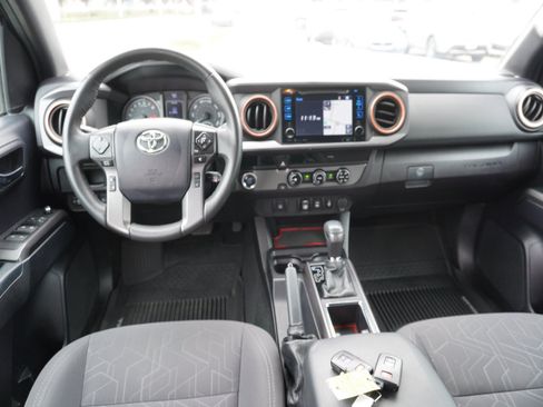 Used 2018 Toyota Tacoma TRD Sport RWD image 2