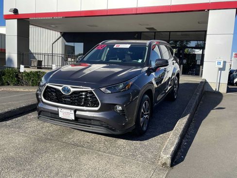 Certified 2024 Toyota Highlander XLE AWD/4WD image 3