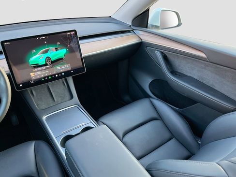 Used 2025 Tesla Model Y Long Range image 24