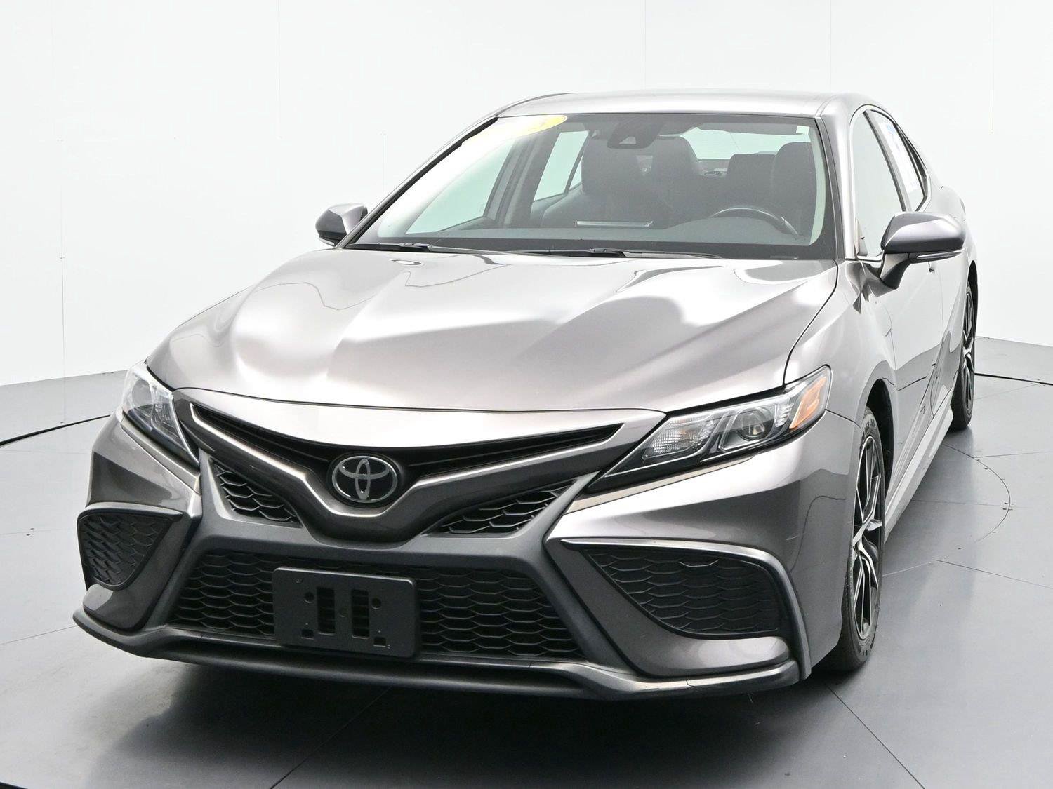 Used 2023 Toyota Camry SE FWD image 3