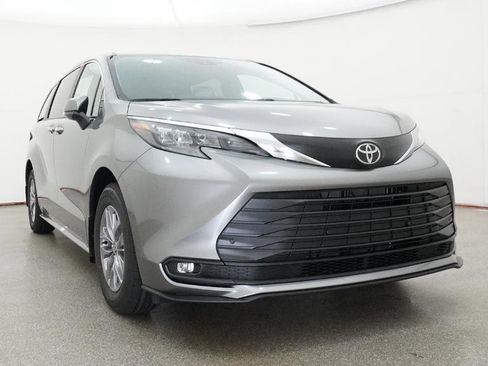 New 2026 Toyota Sienna XLE image 5