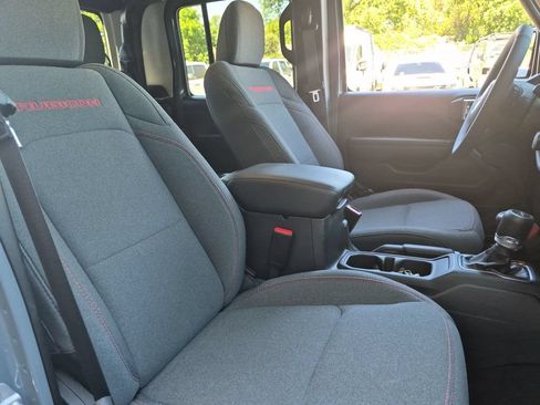 Used 2025 Jeep Gladiator Rubicon w/ Convenience Group AWD/4WD image 19