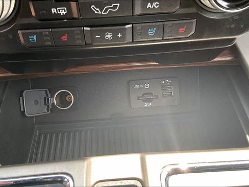 Used 2015 Ford F150 Lariat w/ Equipment Group 502A Luxury AWD/4WD image 32