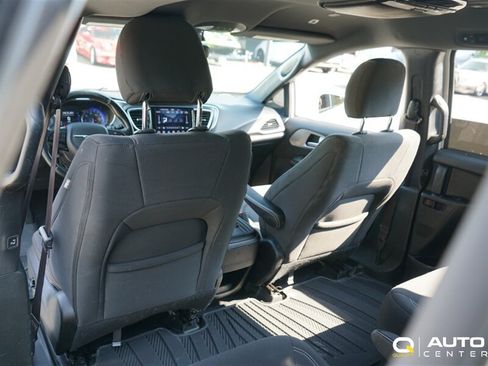 Used 2018 Chrysler Pacifica Touring Plus FWD image 21