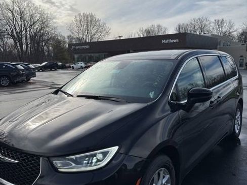 Used 2023 Chrysler Pacifica Touring-L image 1