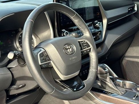 Used 2022 Toyota Highlander Limited FWD image 20