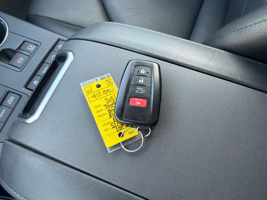 Used 2021 Toyota Highlander XLE AWD/4WD image 23