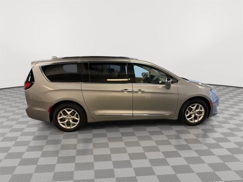 Used 2020 Chrysler Pacifica Limited image 6