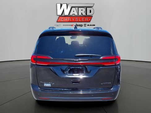 Used 2025 Chrysler Pacifica Limited FWD image 19