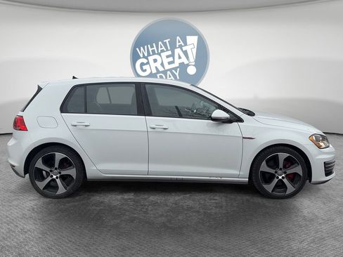 Used 2017 Volkswagen Golf 4-Door FWD image 2