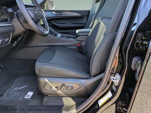 New 2025 Jeep Grand Cherokee L Laredo image 21