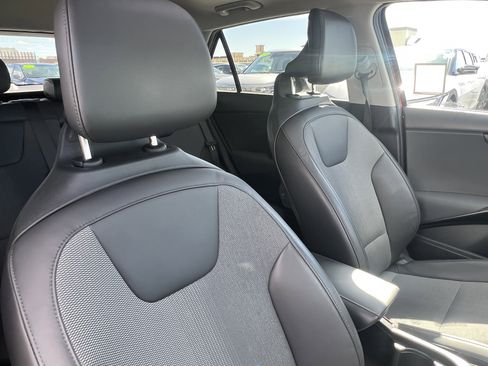 Certified 2023 Kia Niro EX Touring image 18