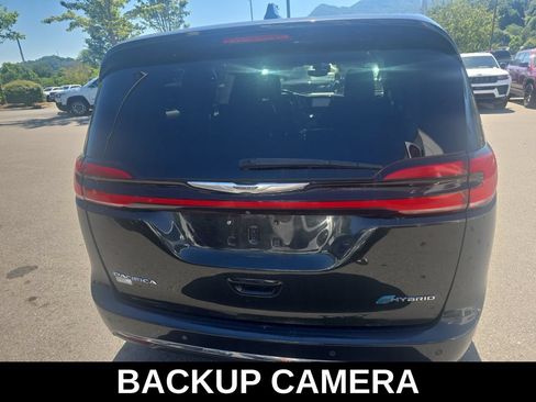 Used 2022 Chrysler Pacifica Touring-L FWD image 6