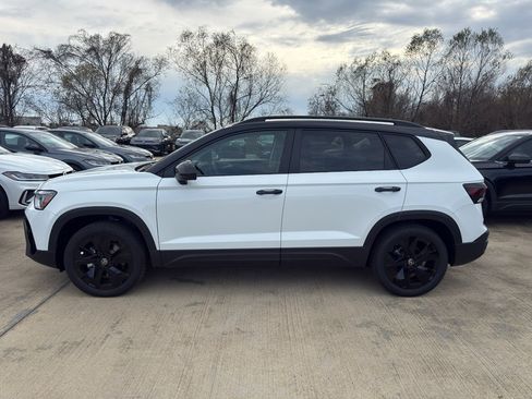 New 2026 Volkswagen Taos SE FWD image 8