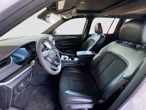 Used 2025 Jeep Grand Cherokee Laredo RWD image 23