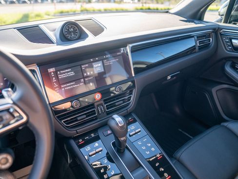 Certified 2026 Porsche Macan AWD/4WD image 15