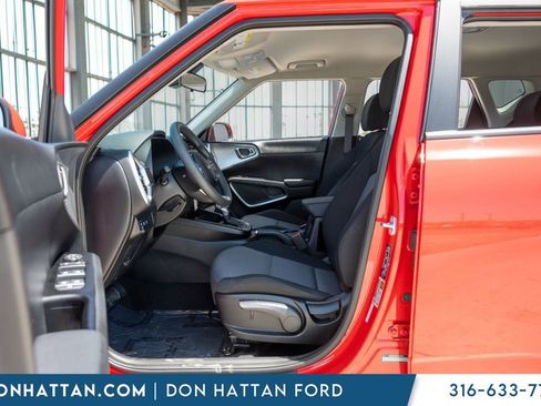 Used 2025 Kia Soul LX FWD image 6