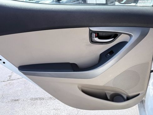 Used 2015 Hyundai Elantra SE FWD image 13