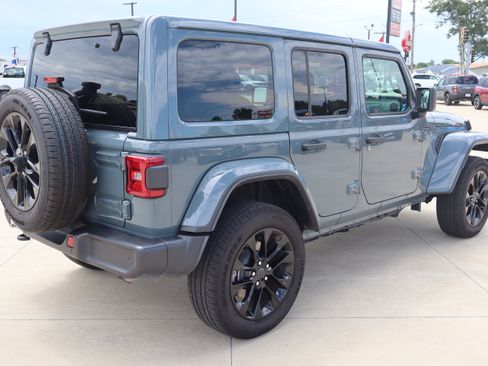 Used 2025 Jeep Wrangler Unlimited Sahara w/ Safety Group AWD/4WD image 5