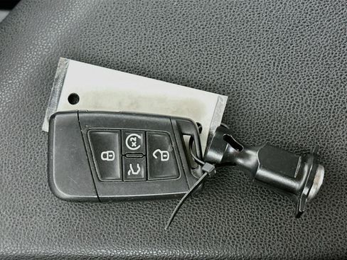 Used 2025 Volkswagen Jetta SE FWD image 25