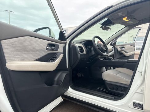 Used 2023 Nissan Rogue SV image 30