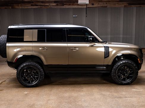 Used 2025 Land Rover Defender 110 X-Dynamic SE image 11