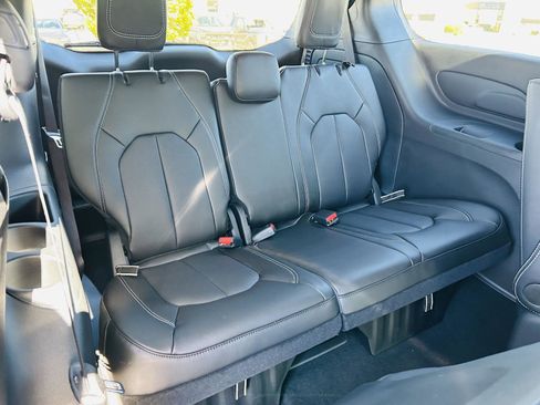 New 2026 Chrysler Pacifica Select w/ Quick Order Package 2EV image 33