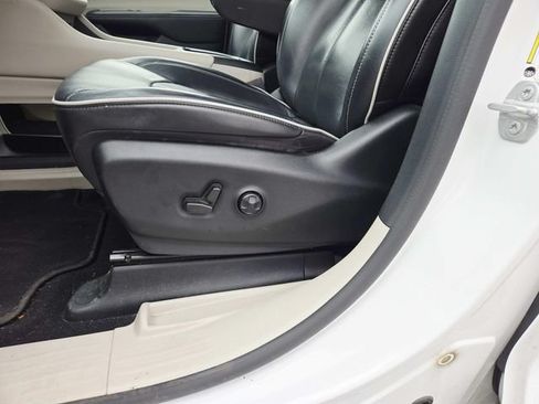 Used 2022 Chrysler Pacifica Limited AWD/4WD image 39