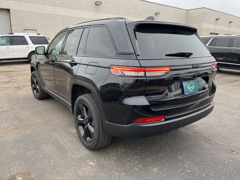 Used 2024 Jeep Grand Cherokee Limited w/ Black Appearance Package image 5