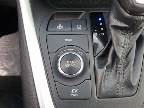 Used 2022 Toyota RAV4 SE image 26