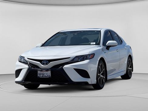 Used 2020 Toyota Camry SE w/ Sunroof Package FWD image 5