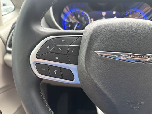 Used 2023 Chrysler Pacifica Touring-L FWD image 22