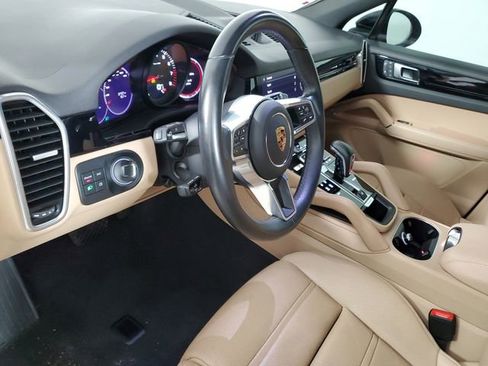 Used 2022 Porsche Cayenne w/ Premium Package image 21