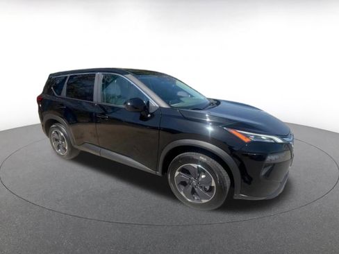 Used 2025 Nissan Rogue SV FWD image 2
