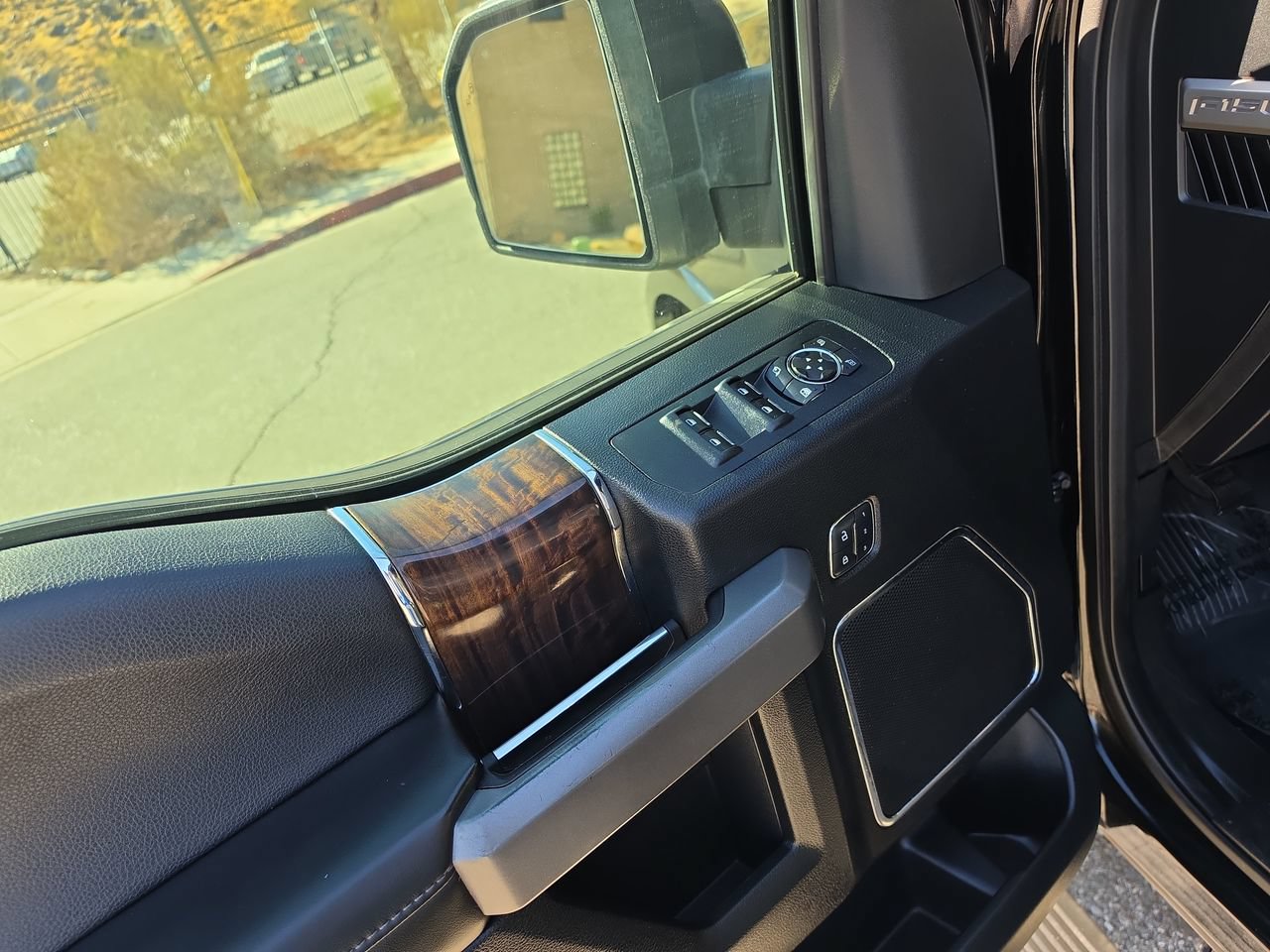 Used 2016 Ford F150 Platinum w/ Equipment Group 701A Luxury AWD/4WD image 24