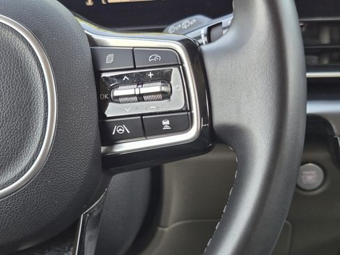 Used 2025 Kia Carnival FWD image 25