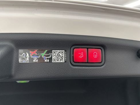 Used 2025 Mercedes-Benz C 300 Sedan image 25